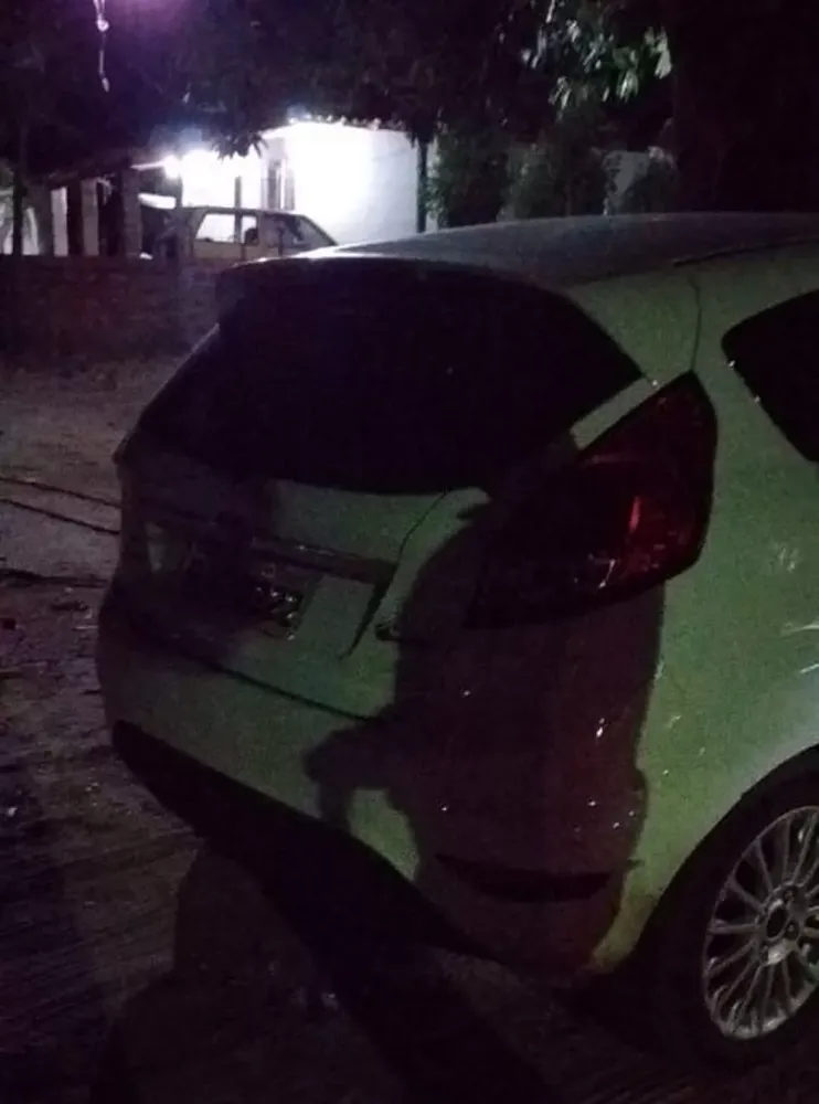 Carro da vítima foi encontrado abandonado na Estrada da Alegria, em Teresina — Foto: Divulgação/PM-PI