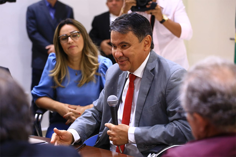 Wellington Dias reajusta gratificação da PM e envia lei do tíquete à Alepi 