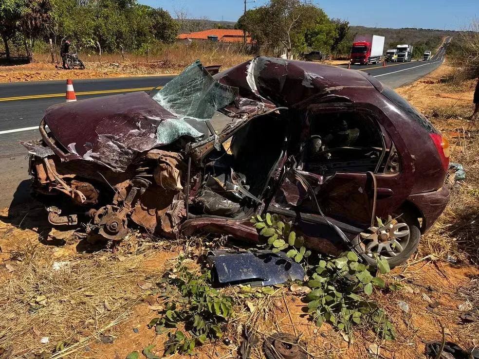Homem morre ao ficar preso em ferragens de carro após colisão com caminhão