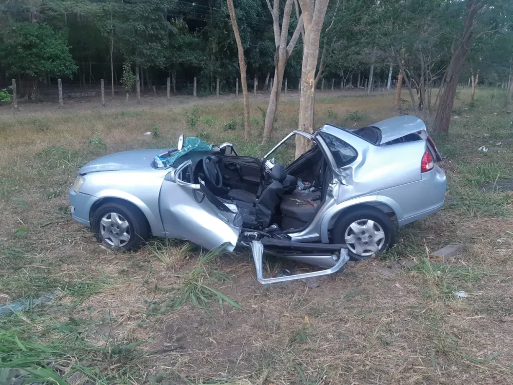 Acidente com carro deixa três pessoas presas às ferragens na BR 343
