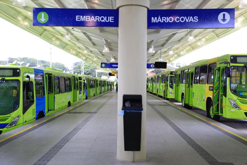 Bandidos rendem 70 passageiros em ônibus e fazem arrastão