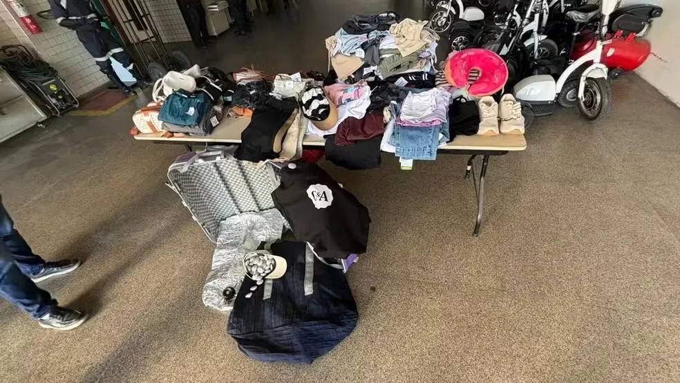 Dupla é flagrada pela polícia com roupas, bolsas e calçados furtados em lojas de shopping de Teresina — Foto: Divulgação/PMPI
