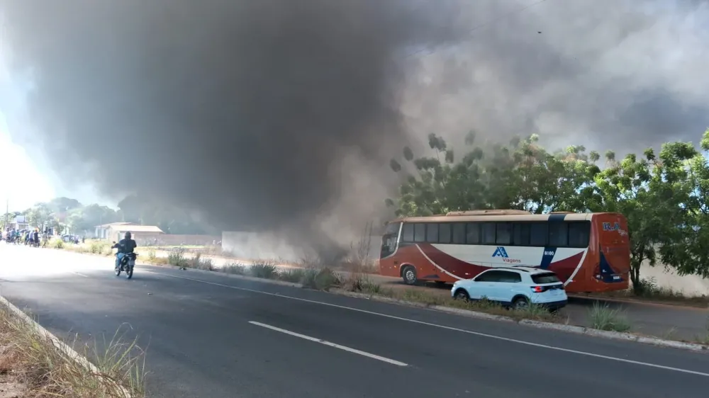 Incêndio de grandes proporções atinge garagem de ônibus em Timon