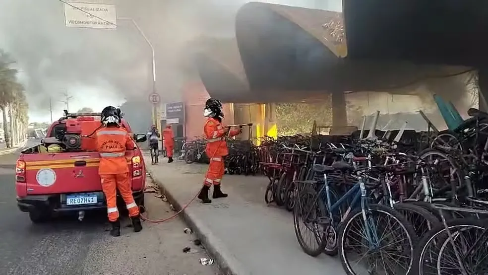 Incêndio na margem do rio Parnaíba atinge o Troca-troca, no Centro de Teresina