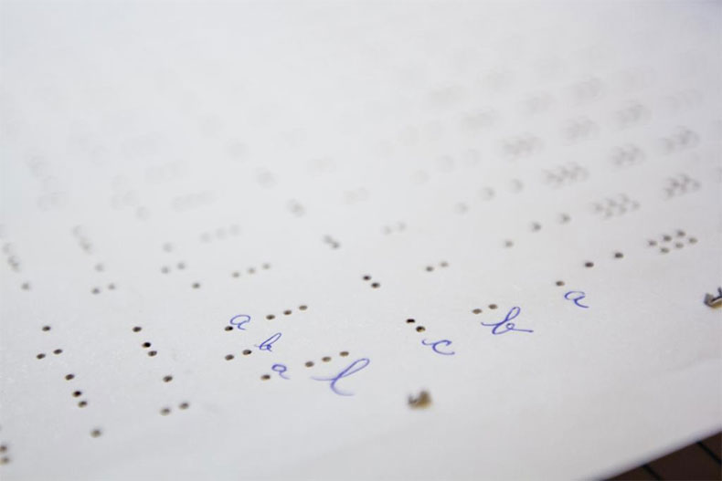 Sancionada a lei que obriga braille em paradas de ônibus em Teresina