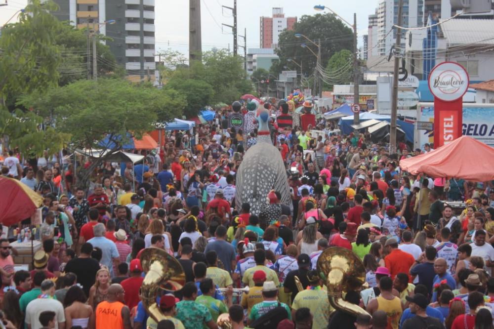 Inspirado no carnaval de Recife, Capote da Madrugada arrasta 150 mil foliões em Teresina