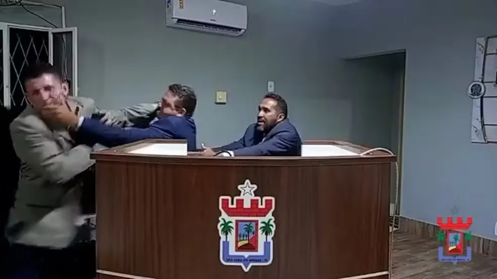 Vídeo: vereador arremessa copo e parlamentares trocam agressões durante sessão na Câmara de São João do Arraial — Foto: Reprodução