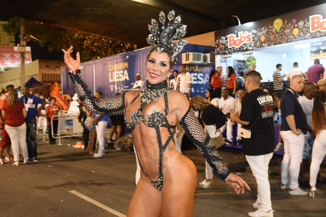 Musa do tapa-sexo de 5 cm volta à Avenida: 'Comi muita clara de ovo para aguentar o pique'