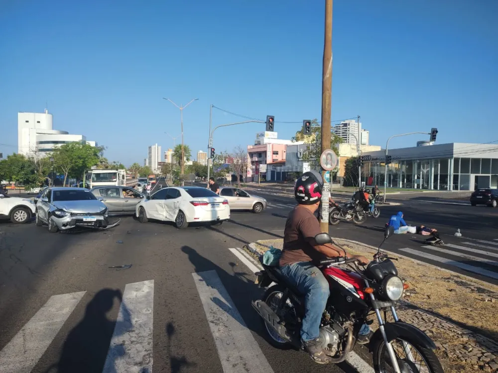 Acidente entre 3 veículos deixa uma mulher ferida na Avenida João XXIII