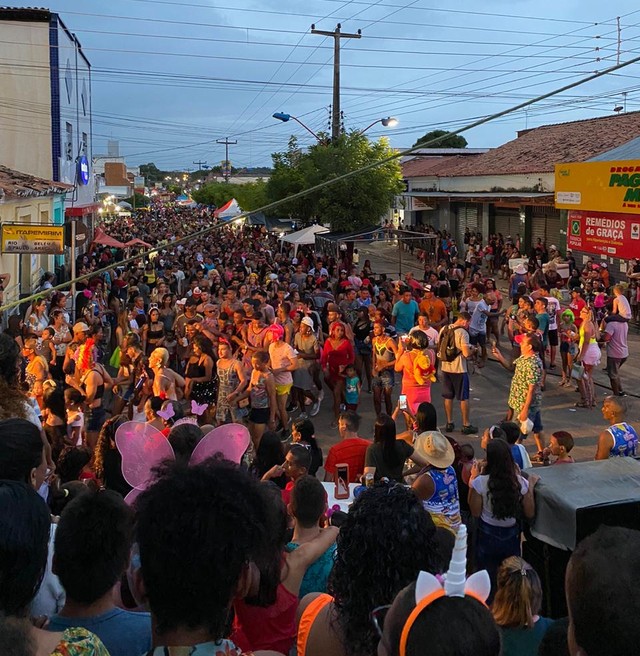 Tradição de família vira bloco e arrasta multidão no carnaval de União