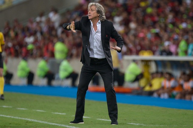 Invicto com Jesus no Maraca, Flamengo vai bem contra equatorianos