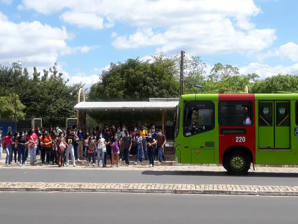 Estudantes reclamam de lotação em transporte público de Teresina após retorno das aulas presenciais em universidade — Foto: Arquivo Pessoal