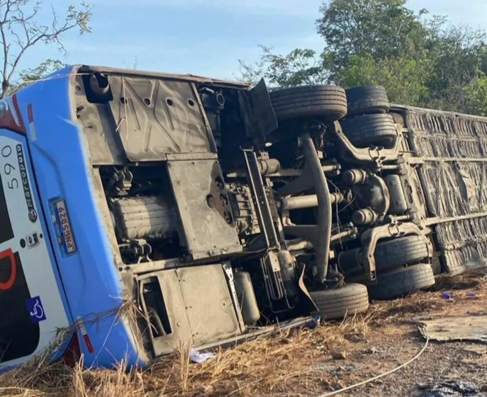 Ônibus da Guanabara com destino a Parnaíba tomba e deixa dois mortos