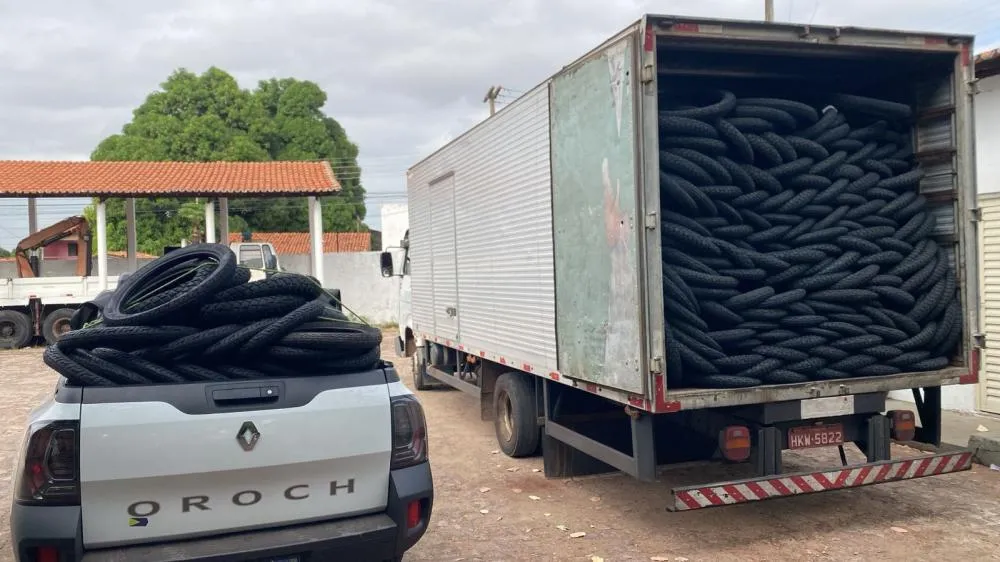 Quase 2 mil pneus remoldados são apreendidos em revendedora