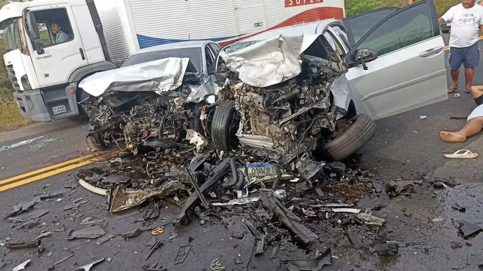 Cinco pessoas ficam feridas em grave acidente na BR-343; carros ficaram destruídos