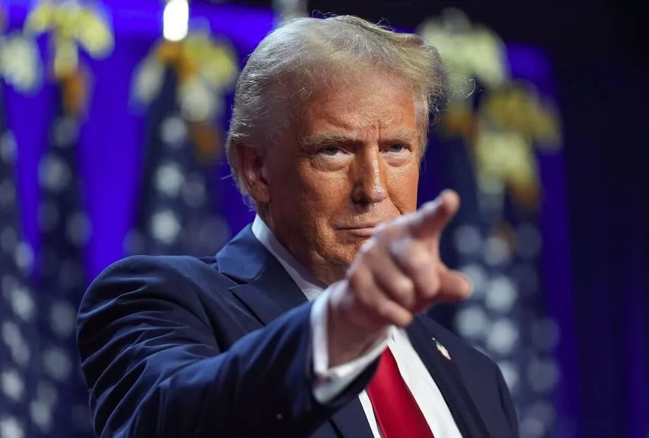 O presidente eleito dos EUA, Donald Trump, ao discursar em Palm Beach, na Flórida, momentos antes de garantir os delegados necessários para voltar à Casa Branca - (Foto: Evan Vucci/AP)