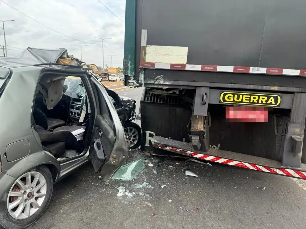 Motorista fica ferido em colisão entre carro e carreta na BR-316