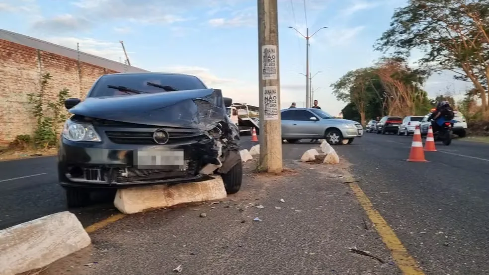 Motorista causa colisão ao reduzir velocidade para ver acidente em que carro derrubou muro, em Teresina — Foto: Pedro Lima