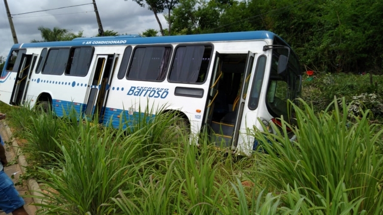 Ônibus da Barroso sai da pista ao evitar colisão na BR-343
