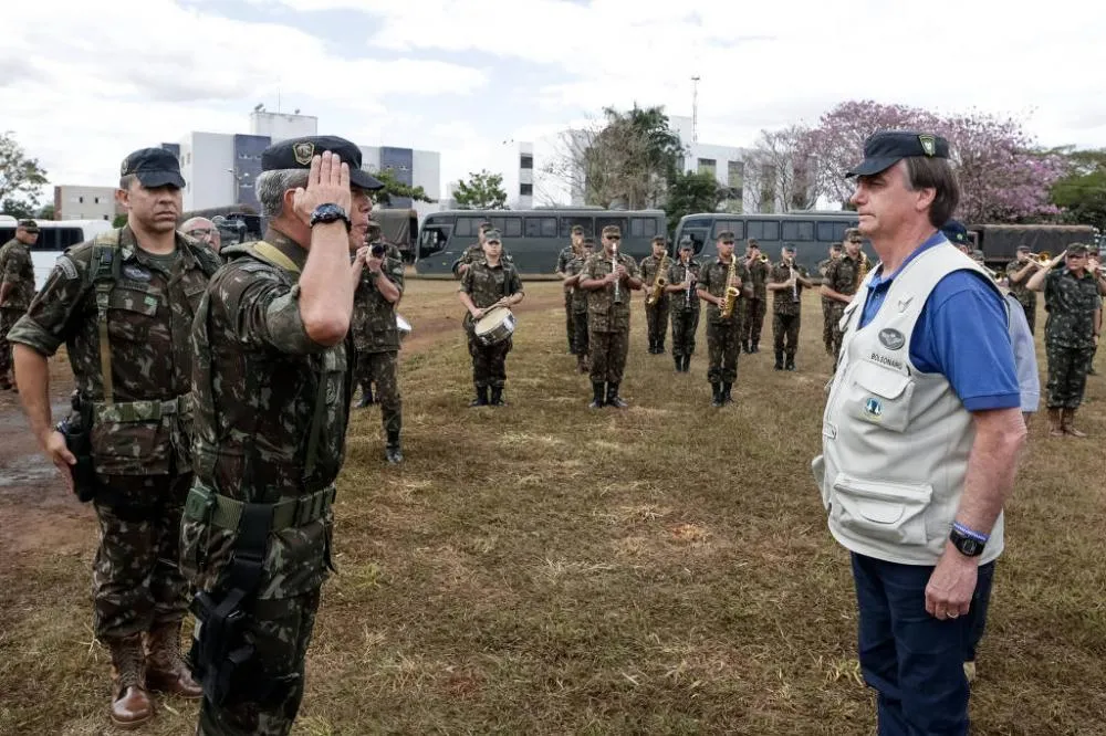 General Mário Fernandes, à época comandante de Operações Especiais do Exército, cumprimenta o então presidente Jair Bolsonaro - Isac Nóbrega - 26.jul.19/Presidência da República