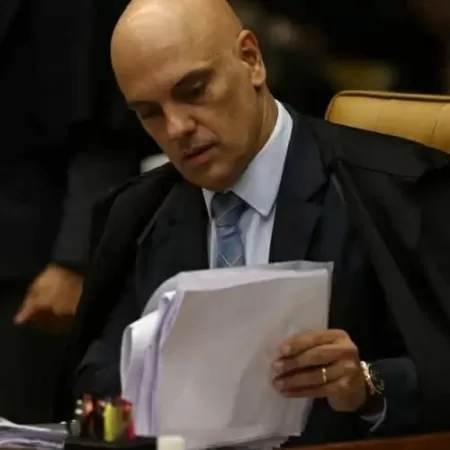 Moraes deve enviar à PGR hoje relatório que implica Bolsonaro em golpe