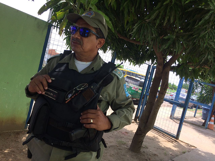 Cliente é alvejado com três tiros durante assalto a comércio em Teresina