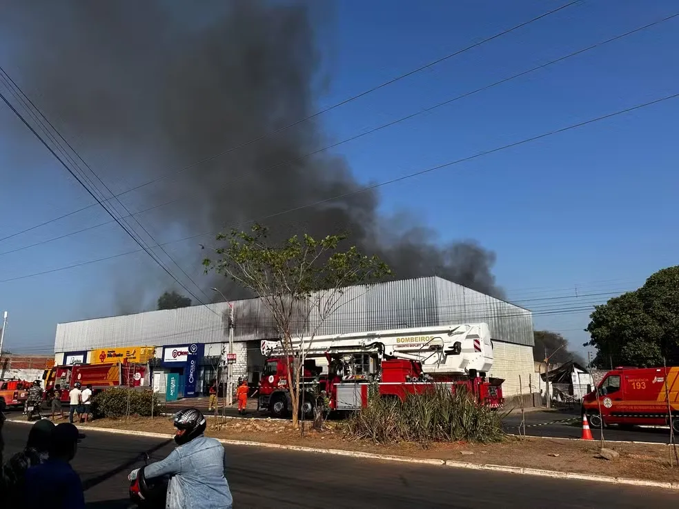 Incêndio destrói cinco galpões na Zona Sul de Teresina