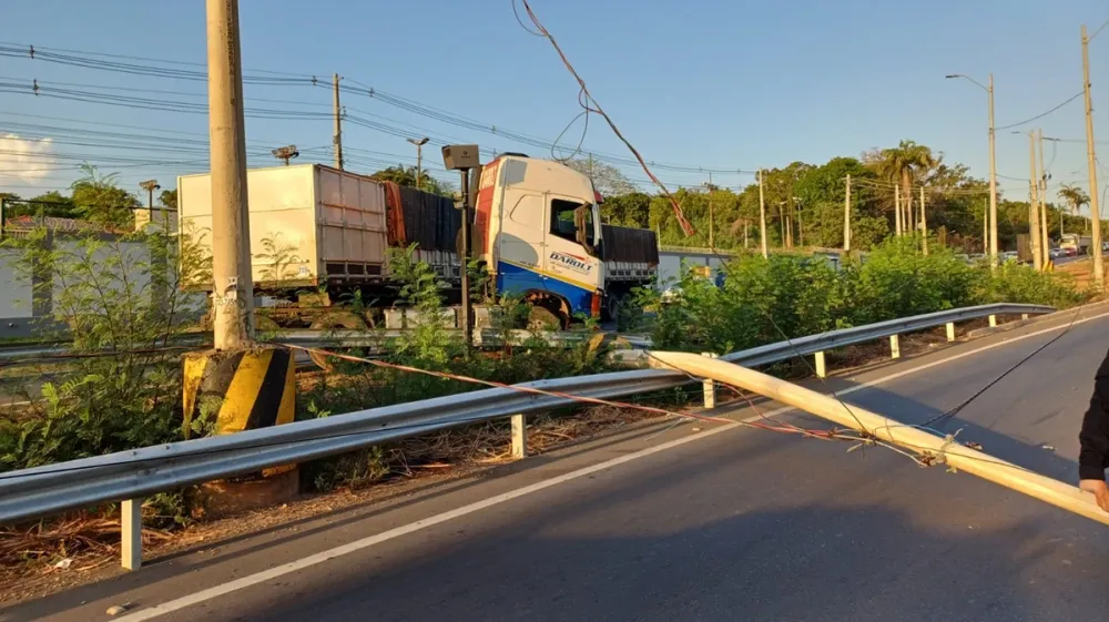 Motorista perde controle de caminhão e derruba poste na BR 343 em Teresina