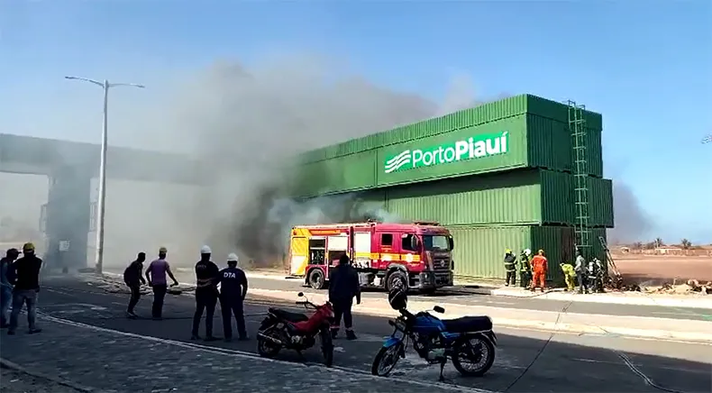Incêndio atinge Porto de Luis Correia; equipes do Corpo de Bombeiros foram acionadas