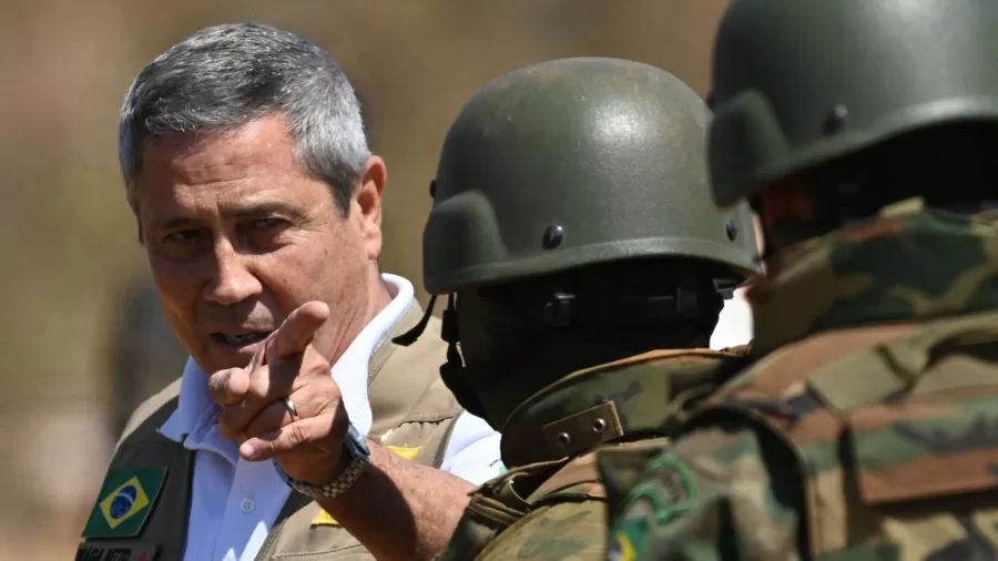 16.ago.2021 - Walter Braga Netto, então ministro da Defesa, durante exercícios militares em Goiás | Imagem: Evaristo Sá/AFP