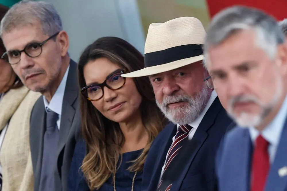 Lula ao lado da primeira-dama, Janja, na cerimônia de posse de Sidônio Palmeira (esq.) como ministro da Secretaria de Comunicação Social da Presidência da República. À direita, o ministro anterior, Paulo Pimenta - Gabriela Biló/Folhapress