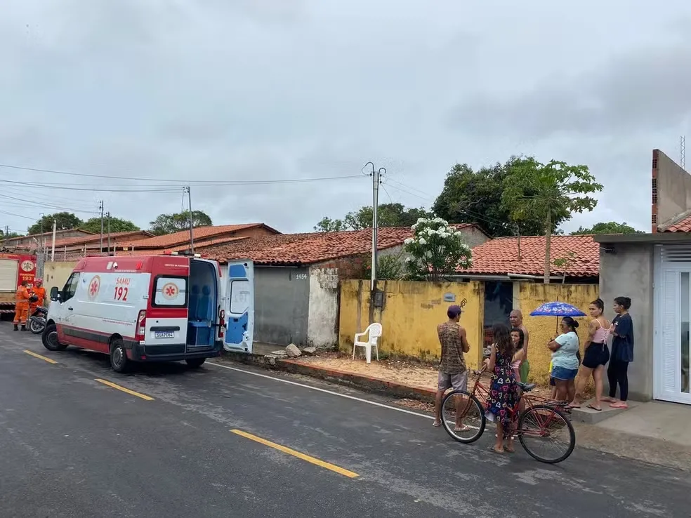 Mulher morre após parede cair em cima dela enquanto limpava o quintal de casa — Foto: Tiago Mendes