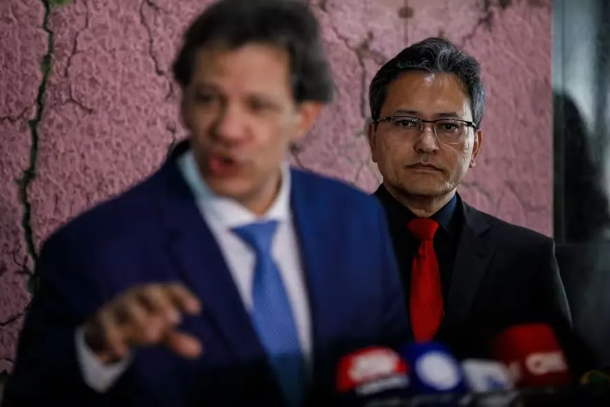 O secretário da Receita, Robinson Barreirinhas, observa o ministro da Fazenda, Fernando Haddad, na entrevista coletiva de hoje em que anunciaram suspensão da nova regra do Pix — Foto: Brenno Carvalho