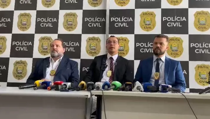 Delegado Abimael Silva (ao centro).