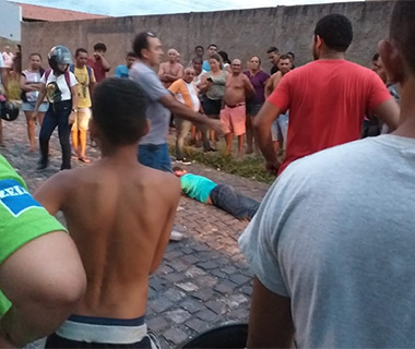 Homem assalta PM que reage, troca tiros e suspeito é rendido