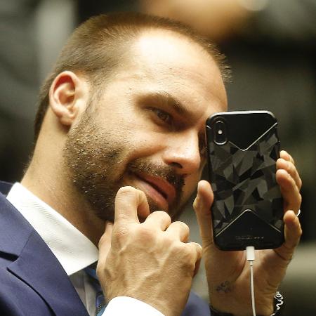Quebra de sigilo liga gabinete de Eduardo Bolsonaro a conta de ataques virtuais
