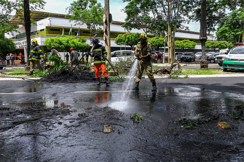Após acordo, carroceiros liberam bloqueio em frente à Câmara 