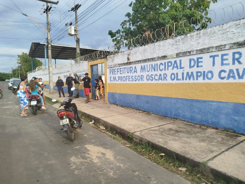 Professora foi atacada na saída da Escola Municipal Professor Oscar Olímpio Cavalcante | @ Francisco Filho