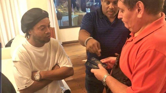 Ronaldinho é detido por uso de passaporte suspeito no Paraguai