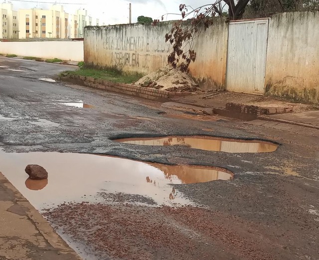 Moradora denuncia perigo provocado por buracos em avenida da Zona Leste
