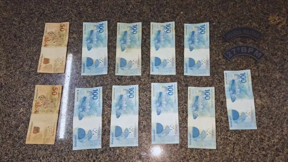 Caixa eletrônico solta R$ 1 mil reais e casal devolve valor à polícia em Parnaíba — Foto: Reprodução