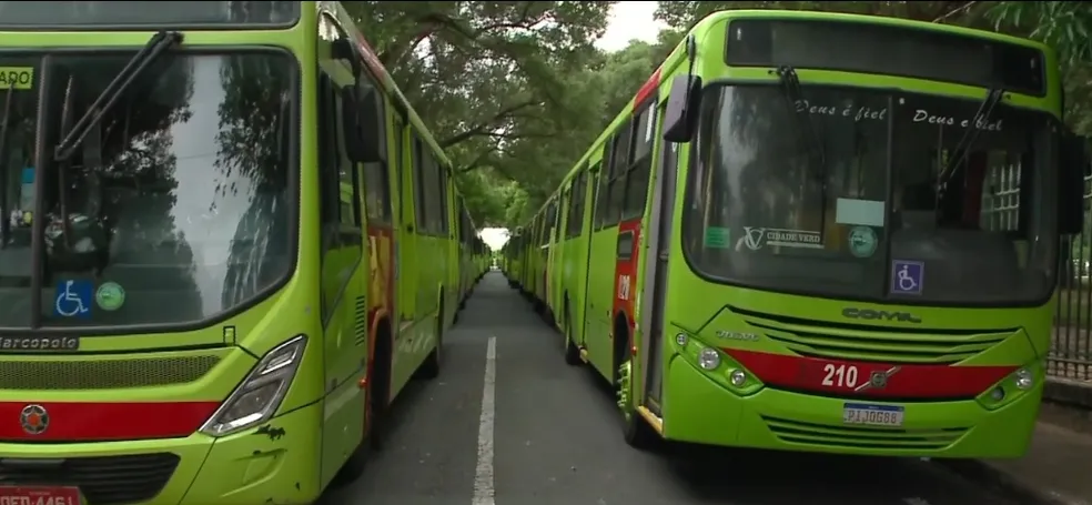 Ônibus parados no Centro de Teresina — Foto: Reprodução/TV Clube