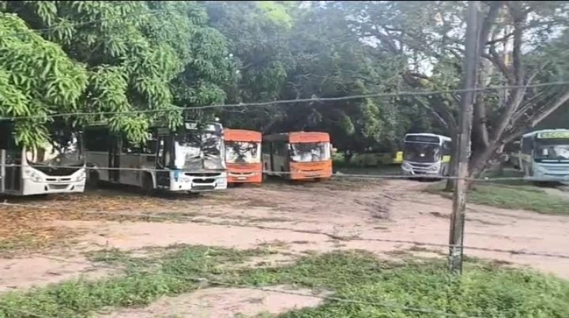 Parte dos ônibus escolares não saíram da garagem nesta segunda-feira (26)