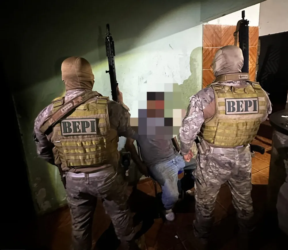 Vítima mantida em cativeiro do tribunal do crime (Foto: Bepi)