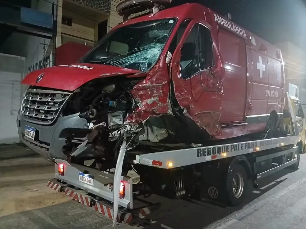 Ambulância envolvida no acidente com delegado de Parnaíba — Foto: Reprodução