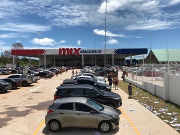Dupla é presa tentando furtar carro no Mix Atacarejo em Teresina