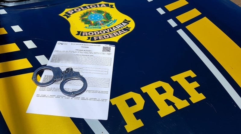 Homem foragido da Justiça é preso em fiscalização da PRF em Picos