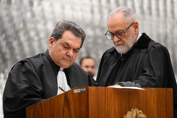 À esquerda, o novo ministro do STJ, Carlos Brandão