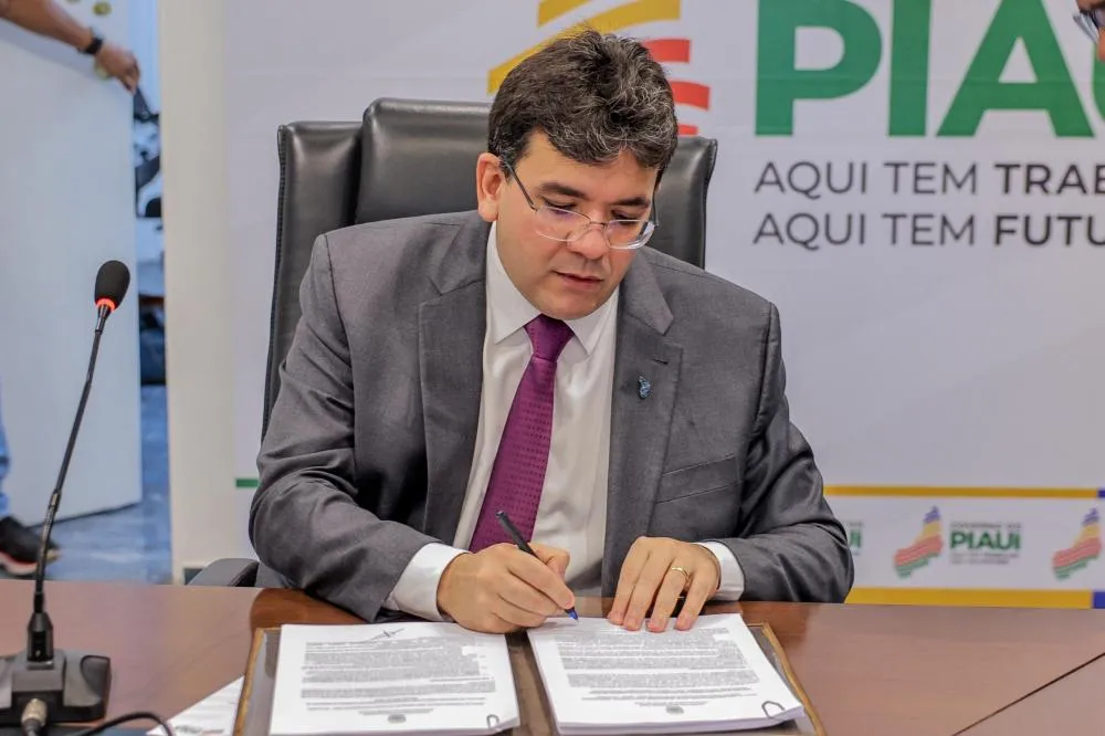 Governador assina decreto que autoriza o concurso para a Polícia Civil do Piauí (Foto: Gabriel Paulino)