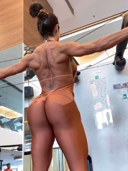 Pelada? Gracyanne dá nó na cabeça de seguidores em treino 